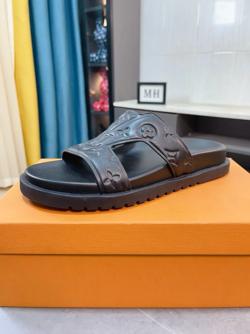 Men's shoes 💰360🌹🌹 (lv-Louis Vuitton) new men's sandals, high-end boutique, exquisite embossed logo decoration on the upper, fine workmanship, super soft soles, casual, loose and comfortable, a must-have in summer! \nsize：38-44